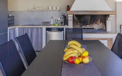 Villa Civitan: Bord, Møbel, Countertop, Cabinetry, Mad, Træ, Køkken, Belysning, Køkken Apparat, Gulvbelægning