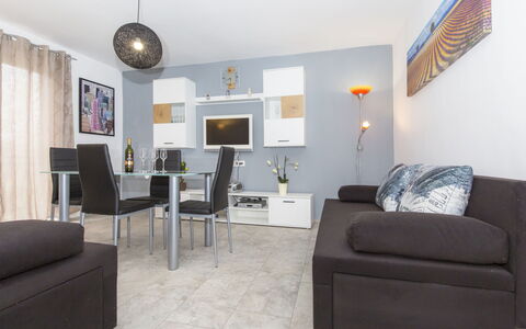 Korina: Couch, Møbel, Billedramme, Bord, Komfort, Indretning, Stue, Stol, Lampe, Bygning