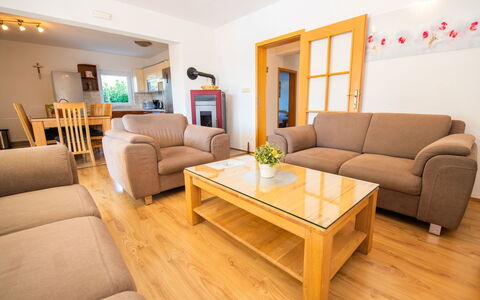 Villa Maria: Møbel, Bord, Ejendom, Couch, Komfort, Træ, Orange, Stue, Indretning, Studio Couch