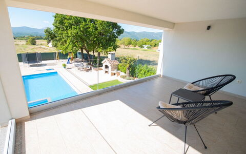 Villa Maria: Ejendom, Bord, Plante, Stol, Bygning, Indretning, Skygge, Rektangel, Vindue, Etage