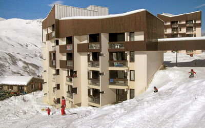 Les Menuires 200: Himmel, Bygning, Ejendom, Sne, Vindue, Hus, Hældning, Arkitektur, Urban Design, Terræn