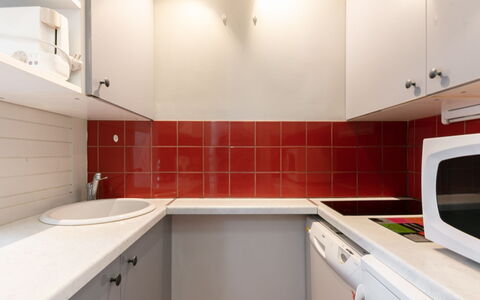 Soldanelles 413 B: Håndvask, Sanitærarmatur, Tap, Træ, Indretning, Gulvbelægning, Hus, Etage, Cabinetry, Køkken