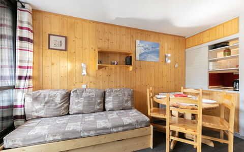 Soldanelles 413 B: Møbel, Ejendom, Couch, Bygning, Bord, Komfort, Træ, Hus, Indretning
