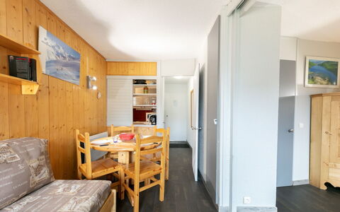 Soldanelles 413 B: Bord, Møbel, Træ, Dør, Gulvbelægning, Etage, Bygning, Hus, Stueplante