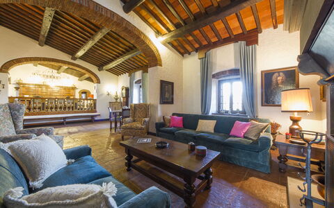 Villa Di Gaiole: Bord, Couch, Møbel, Ejendom, Billedramme, Vindue, Bygning, Stue, Træ, Belysning