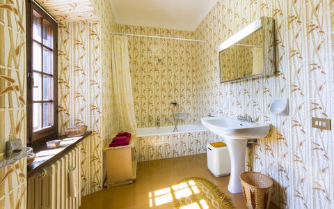 Villa Di Gaiole: Spejl, Møbel, Tap, Ejendom, Håndvask, Sanitærarmatur, Bygning, Træ, Countertop, Badeværelse