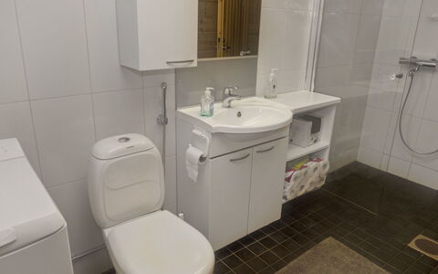 Rukan Pramea: Badeværelsesvask, Badeværelse, Toiletbræt, Håndvask, Sanitærarmatur, Gulvbelægning, Toilet, Etage, Indretning, Badeværelsesskab
