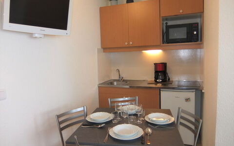 Les Menuires 350: Bord, Møbel, Ejendom, Cabinetry, Countertop, Stol, Bygning, Husholdningsapparat, Tallerkner, Træ