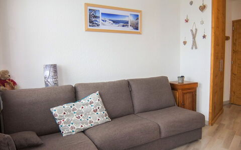 Les Menuires 350: Couch, Møbel, Billedramme, Træ, Indretning, Bygning, Komfort, Rektangel, Stue