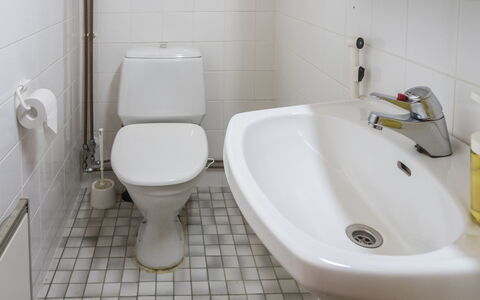 Mänty: Toiletbræt, Badeværelse, Toilet, Sanitærarmatur, Badeværelsesvask, Gulvbelægning, Håndvask, Etage, Indretning, Tap