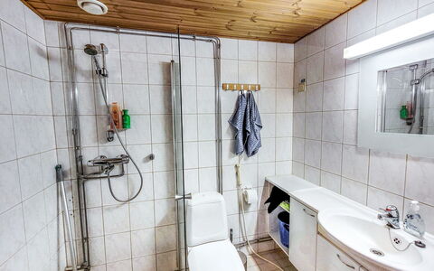 Rukaköngäs 24: Sanitærarmatur, Gulvbelægning, Etage, Badeværelse, Håndvask, Badeværelsesvask, Toiletbræt, Toilet, Indretning, Vvs