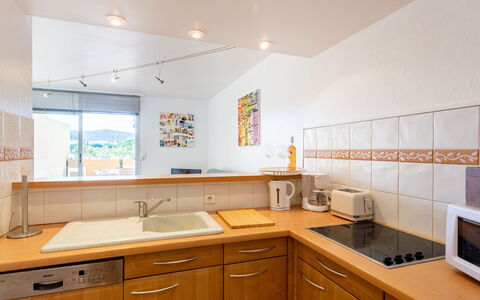 Bormes-Les-Mimosas 300: Brun, Tap, Cabinetry, Køkkenvask, Håndvask, Countertop, Sanitærarmatur, Møbel, Træ, Køkken