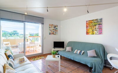 Le Port de Bormes 300.5: Møbel, Ejendom, Couch, Komfort, Azure, Stue, Belysning, Bygning, Indretning, Window Blind