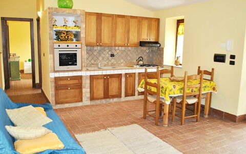 Collina delle Stelle: Møbel, Cabinetry, Countertop, Træ, Komfort, Belysning, Skuffe, Køkken, Indretning, Arkitektur