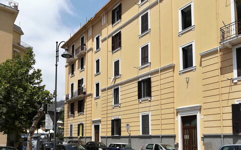 Sotto Il Segno dei Pesci: Bygning, Vindue, Lejlighed, Kvarter, Boligområde, Stad, Urban Design, Familie Bil