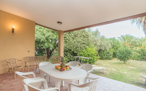 Villa Monte Nai (Rei420): Bord, Møbel, Plante, Ejendom, Stol, Skygge, Indretning, Træ, Etage, Ejendom
