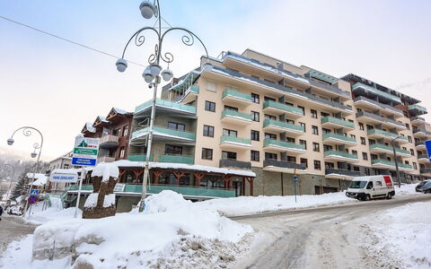Zielony Zdrój: Himmel, Bygning, Sky, Gadebelysning, Sne, Infrastruktur, Plante, Hjul, Vindue