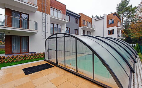 Cztery Pory Roku: Bygning, Vindue, Ejendom, Plante, Himmel, Træ, Indretning, Urban Design, Ejerlejlighed, Træ