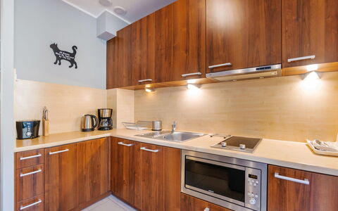 Cztery Pory Roku: Brun, Countertop, Cabinetry, Ejendom, Møbel, Hvid, Bygning, Køkken, Håndvask, Træ