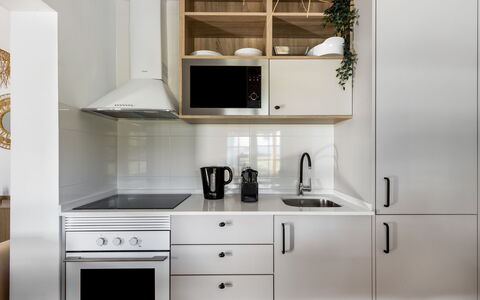 Alcácer Do Sal 1: Countertop, Cabinetry, Ejendom, Møbel, Hvid, Bygning, Produkt, Køkken, Komfur, Sort