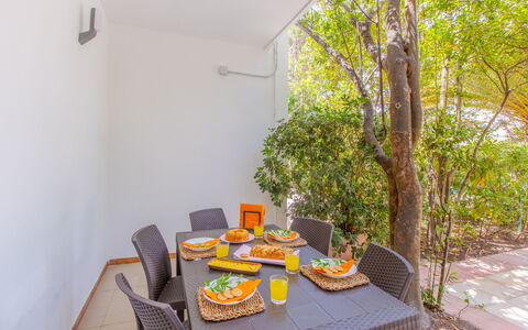 Villa Talise: Bord, Møbel, Plante, Stol, Indretning, Træ, Udendørs Møbler, Etage, Bordservice, Bygning