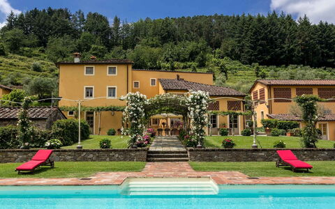 Villa Castellaccio: Vand, Plante, Himmel, Sky, Ejendom, Bygning, Vindue, Træ, Natur, Grøn