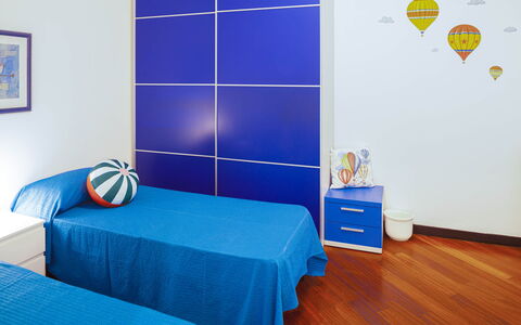 Apartment Fernanda - Levanto: Møbel, Blå, Azure, Komfort, Bygning, Textile, Billedramme, Træ, Etage, Gulvbelægning