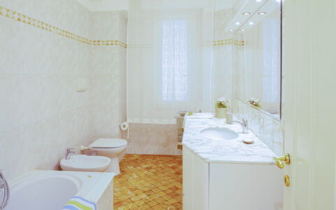 Apartment Fernanda - Levanto: Badeværelsesvask, Sanitærarmatur, Tap, Spejl, Håndvask, Badeværelsesskab, Badeværelse, Indretning, Shower Rod, Purple