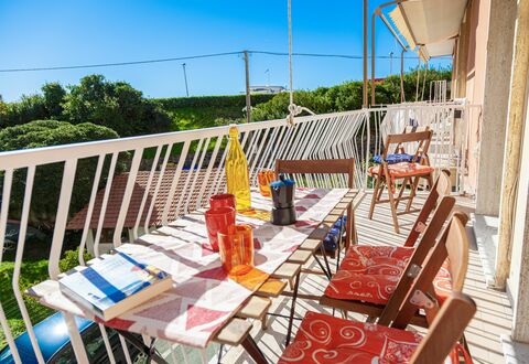 Apartment Fernanda - Levanto: Himmel, Bord, Ejendom, Møbel, Stol, Træ, Udendørs Møbler, Træ, Udendørs Bord, Fritid