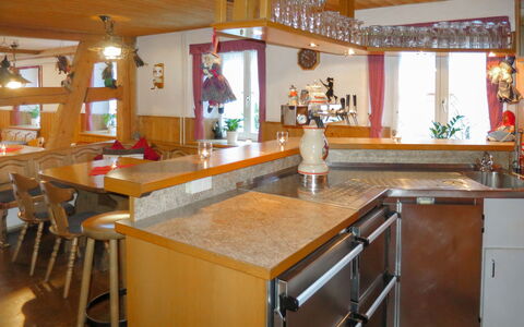 Hexenstüble: Cabinetry, Countertop, Møbel, Ejendom, Håndvask, Træ, Køkken, Vindue, Belysning, Indretning