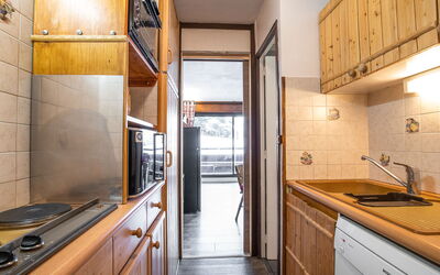 Burons R05 230.1: Cabinetry, Countertop, Ejendom, Bygning, Køkken, Håndvask, Træ, Belysning, Indretning