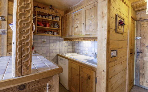 808 Grande Masse: Cabinetry, Ejendom, Hylde, Træ, Skuffe, Gulvbelægning, Indretning, Bejdse, Køkken, Etage