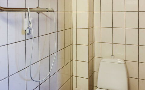 Alppi 6B Paritalo: Badeværelse, Væg, Sanitærarmatur, Gulvbelægning, Toilet, Etage, Vvs, Indretning, Toiletbræt, Bruser