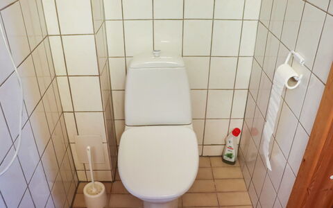 Alppi 6B Paritalo: Toiletbræt, Toilet, Badeværelse, Sanitærarmatur, Gulvbelægning, Etage, Vvs, Flise, Værelse