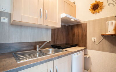 Sarvan 625 300.3: Brun, Køkkenvask, Cabinetry, Håndvask, Countertop, Ejendom, Hvid, Tap, Køkken, Bygning