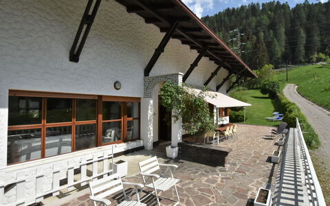Villa Lucia: Ejendom, Sky, Plante, Træ, Bygning, Blomsterkrukke, Arkitektur, Skygge, Træ, Stol
