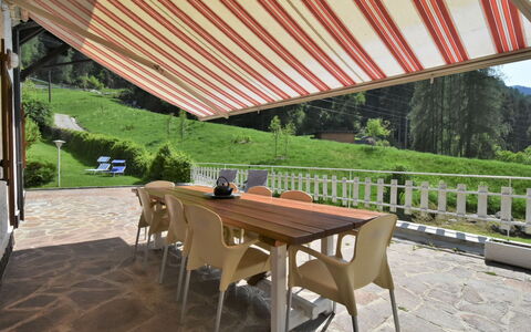 Villa Lucia: Bord, Plante, Møbel, Stol, Træ, Skygge, Udendørs Møbler, Bygning, Udendørs Bord, Træ