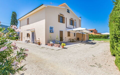 Punta Ala 250: Plante, Himmel, Bygning, Vindue, Azure, Land Lot, Hus, Dør, Træ, Sommerhus
