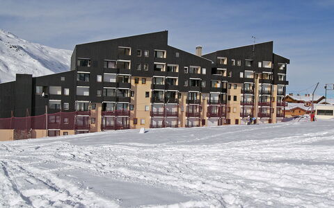 Les Menuires 630: Himmel, Vindue, Sne, Bygning, Sky, Hældning, Fryser, Træ, Hus, Urban Design