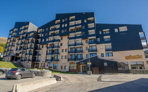 Les Menuires 630: Sne, Himmel, Sky, Bjerg, Bygning, Hældning, Træ, Plante, Hus, Naturlige Landskab