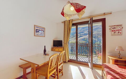 Les Menuires 650: Møbel, Værelse, Lejlighed, Stol, Billedramme, Bejdse, Gardin, Hotel, Cabinetry, Seng