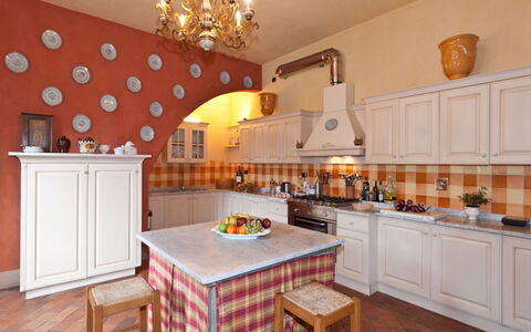 Villa Guasperini: Cabinetry, Countertop, Møbel, Ejendom, Bord, Træ, Orange, Indretning, Belysning, Køkken