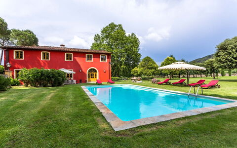 Villa Guasperini: Vand, Sky, Plante, Himmel, Bygning, Ejendom, Svømmepøl, Træ, Vindue, Stol