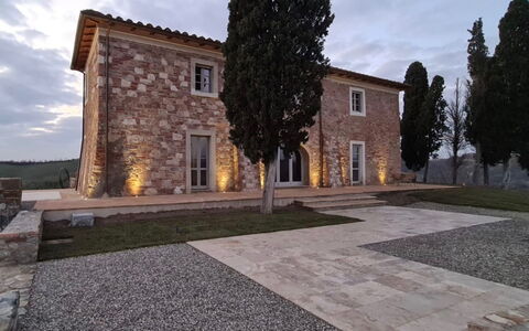 Casa Insieme: Himmel, Plante, Sky, Ejendom, Vindue, Bygning, Træ, Vejbelægning, Asfalt, Land Lot