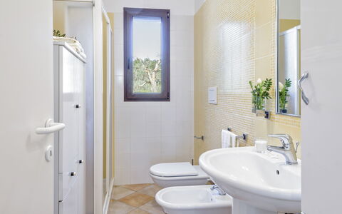 Villa Käthe Con Piscina Privata: Tap, Sanitærarmatur, Spejl, Plante, Håndvask, Badeværelsesvask, Ejendom, Badeværelse, Purple, Indretning