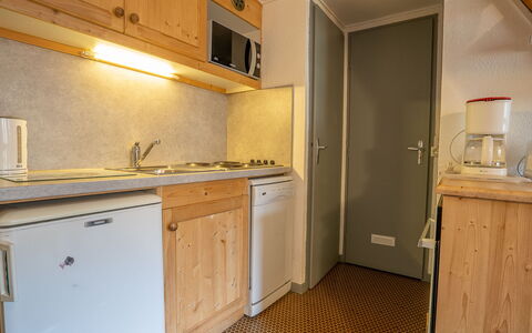 Les Menuires 640: Bord, Ejendom, Cabinetry, Bygning, Tallerkner, Træ, Countertop, Indretning, Bordservice, Køkken Apparat