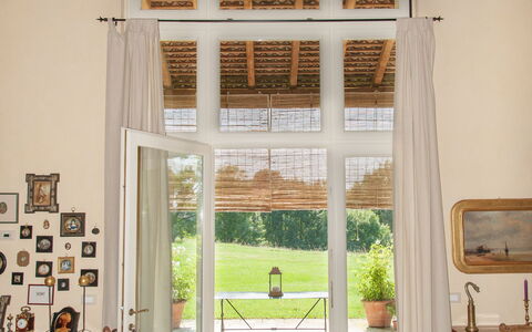 Villa Monia: Møbel, Vindue, Bygning, Plante, Hus, Træ, Textile, Skygge, Ejendom