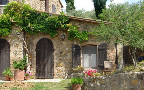 Tenuta Le Sodole: Plante, Bygning, Vindue, Ejendom, Blomsterkrukke, Dør, Blomst, Vegetationen, Træ