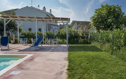 Villa Degli Aranci: Sky, Plante, Himmel, Ejendom, Bygning, Træ, Land Lot, Skygge, Urban Design, Hus