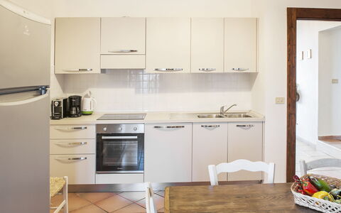 Villa Degli Aranci: Cabinetry, Køkkenvask, Countertop, Håndvask, Møbel, Komfur, Køkken Apparat, Køkken, Husholdningsapparat, Træ